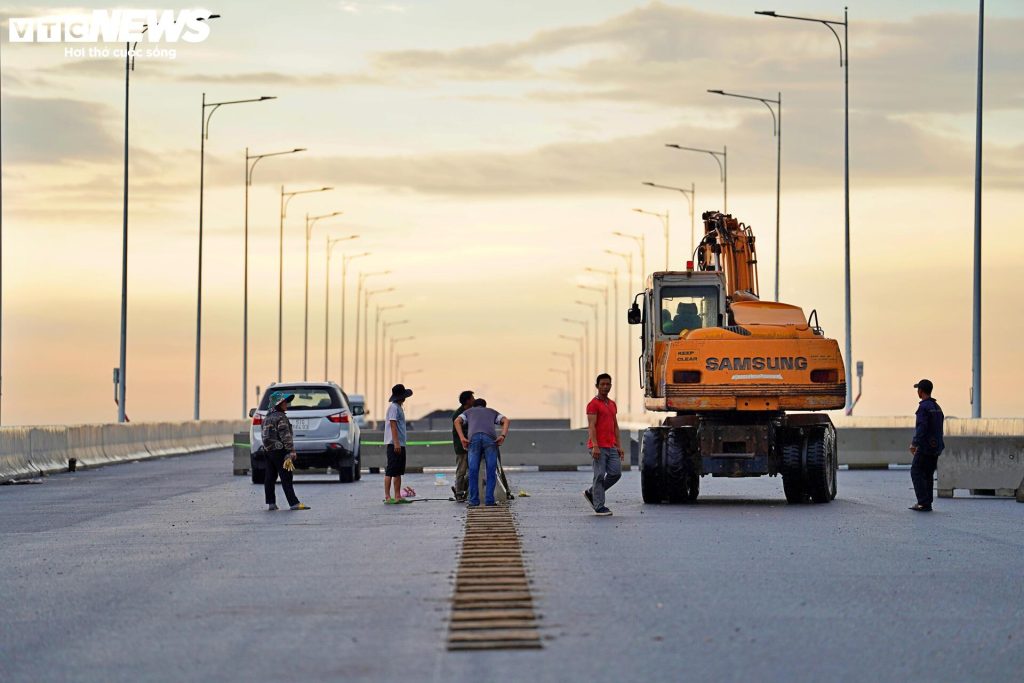 Giai đoạn 2 (từ 31/12/2026), khi toàn bộ dự án hoàn thiện, giao thông sẽ tổ chức theo quy mô cao tốc: xe cơ giới lưu thông trên 4 làn đường chính, xe hỗn hợp chạy trên đường song hành hai bên. Riêng cầu Nhơn Trạch bố trí 2 làn cơ giới, 2 làn hỗn hợp, có dải phân cách ở giữa.
