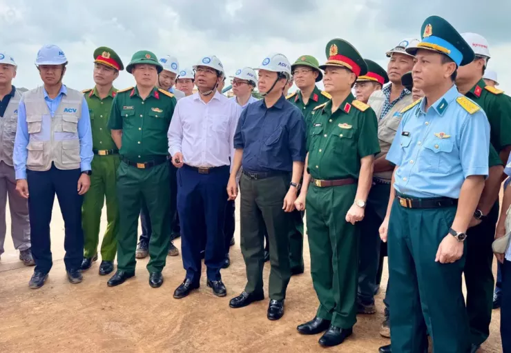 Đại diện Tổng công ty Cảng hàng không Việt Nam báo cáo tiến độ sân xây sân bay Long Thành. Ảnh: VH