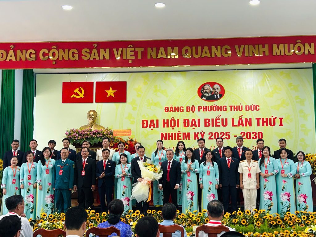 Phó Bí thư Thành uỷ TP HCM tặng hoa chúc mừng đại hội