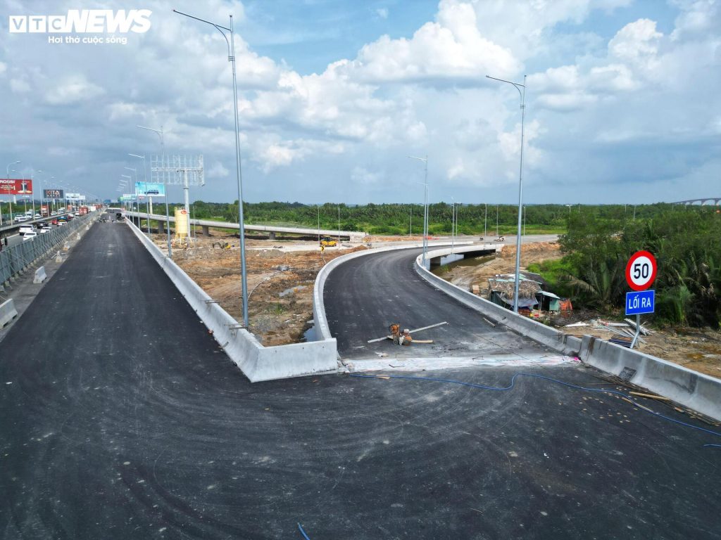 Tại nhánh đường từ cao tốc TP.HCM - Long Thành - Dầu Giây rẽ xuống đường tạm dẫn vào cầu Nhơn Trạch đã hoàn thiện lớp thảm nhựa, đơn vị thi công cũng đã lắp đặt biển báo.