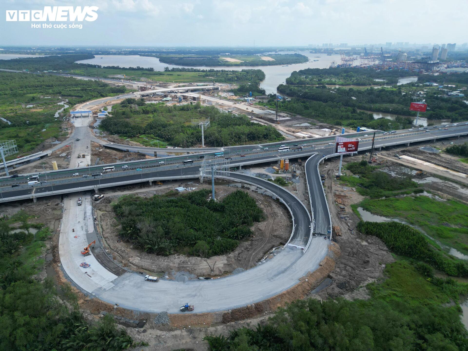 Đại diện Ban Quản lý dự án Mỹ Thuận cho biết, dự án thành phần 1A của Vành đai 3 TP.HCM, đoạn Tân Vạn - Nhơn Trạch dài 8,7 km, đã đạt 99% tiến độ. Riêng cầu Nhơn Trạch thông xe kỹ thuật từ ngày 30/4 và đang hoàn thiện hệ thống an toàn giao thông, các thủ tục cuối cùng để đưa vào khai thác từ ngày 19/8 tới.