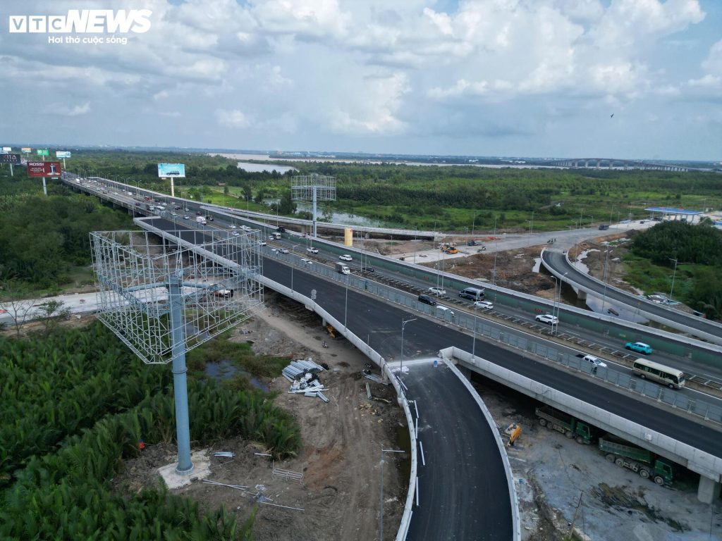 Hệ thống đường dẫn và các nhánh kết nối từ nút giao Vành đai 3 với cao tốc TP.HCM - Long Thành - Dầu Giây đã hình thành rõ nét.