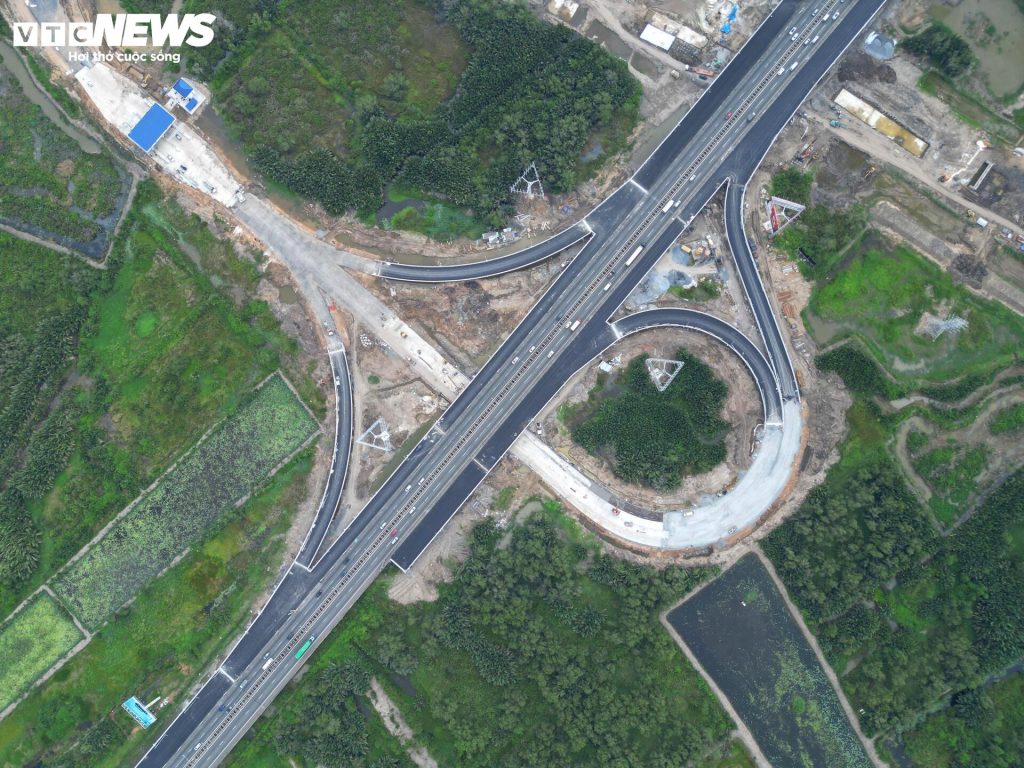 Ghi nhận của PV Báo Điện tử VTC News, tại nút giao Vành đai 3 với cao tốc TP.HCM - Long Thành - Dầu Giây, đơn vị thi công đang hoàn thiện hệ thống an toàn giao thông và các thủ tục cuối cùng, chuẩn bị đưa công trình vào khai thác từ 19/8/2025.