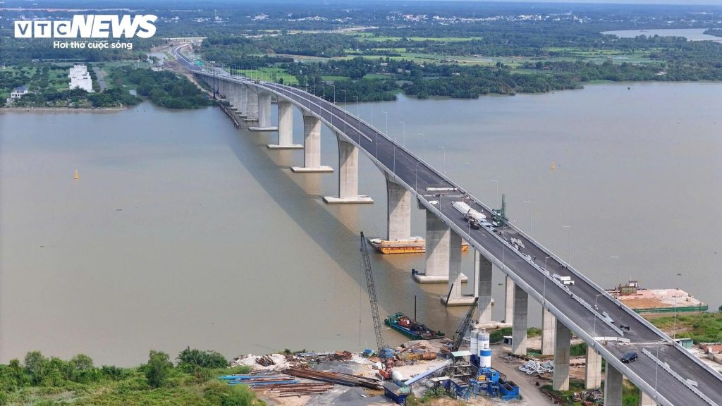 Theo Ban Quản lý dự án Mỹ Thuận, việc chia giai đoạn tổ chức giao thông là do chênh lệch tiến độ và quy mô kỹ thuật giữa các đoạn tuyến. Bộ Xây dựng đã phê duyệt điều chỉnh kỹ thuật, cho phép khai thác tạm thời để đảm bảo an toàn và đồng bộ.