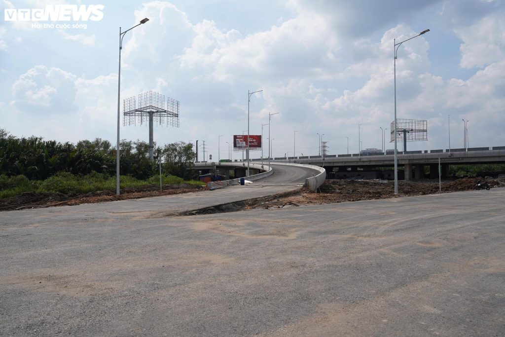 Hệ thống cột đèn chiếu sáng đã được lắp đặt xong, sẵn sàng phục vụ phương tiện khi đưa vào khai thác.