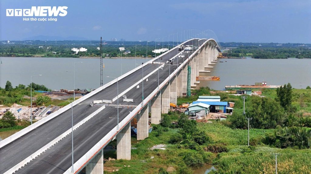 Cầu Nhơn Trạch cùng đường dẫn đến đường tỉnh 25B là đoạn đầu tiên của Vành đai 3 TP.HCM được hoàn thành, quy mô cao tốc 4 làn xe, vận tốc thiết kế 100 km/h, có cầu vượt và đường song hành. Các đoạn còn lại thuộc dự án thành phần 1 (phía TP Thủ Đức trước đây) và 3 (phía Đồng Nai) mới khởi công từ năm 2023, dự kiến cuối năm 2025 cơ bản hoàn thành. Do đó, việc thông xe toàn tuyến sẽ chia làm 2 giai đoạn.

