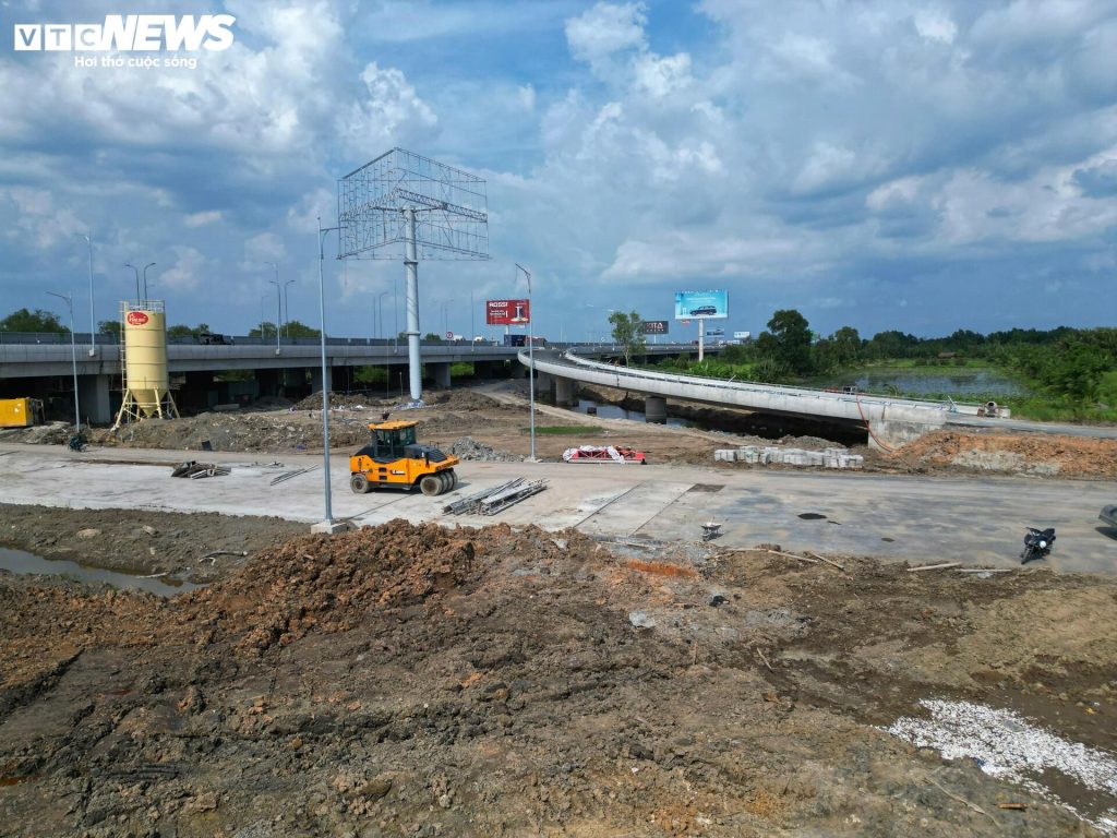 Giai đoạn 1 (đến hết 2026), khi dự án 1A hoàn thành, TP.HCM đưa vào khai thác nút giao cao tốc TP.HCM - Long Thành - Dầu Giây với các nhánh A, D, E, trong khi Đồng Nai vẫn thi công, giao thông tổ chức tạm: Đồng Nai bố trí 2 làn ô tô, 2 làn hỗn hợp từ ĐT.25B đến cầu Nhơn Trạch; xe máy chỉ chạy từ ĐT.25B đến đường Lý Tự Trọng; các nút giao điều tiết bằng biển báo, đèn tín hiệu; TP.HCM cho ô tô từ cầu Nhơn Trạch vào các nhánh A, D, E để kết nối cao tốc.