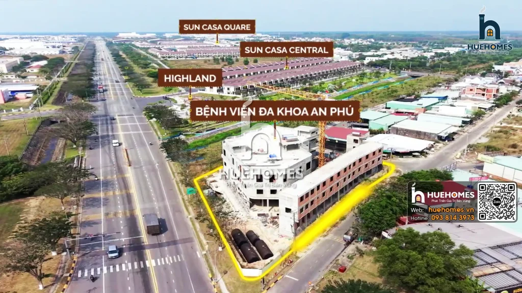 Highlands Coffee sở hữu vị trí mặt tiền đắt giá nằm ngay nút giao thông chính của khu đô thị Suncasa