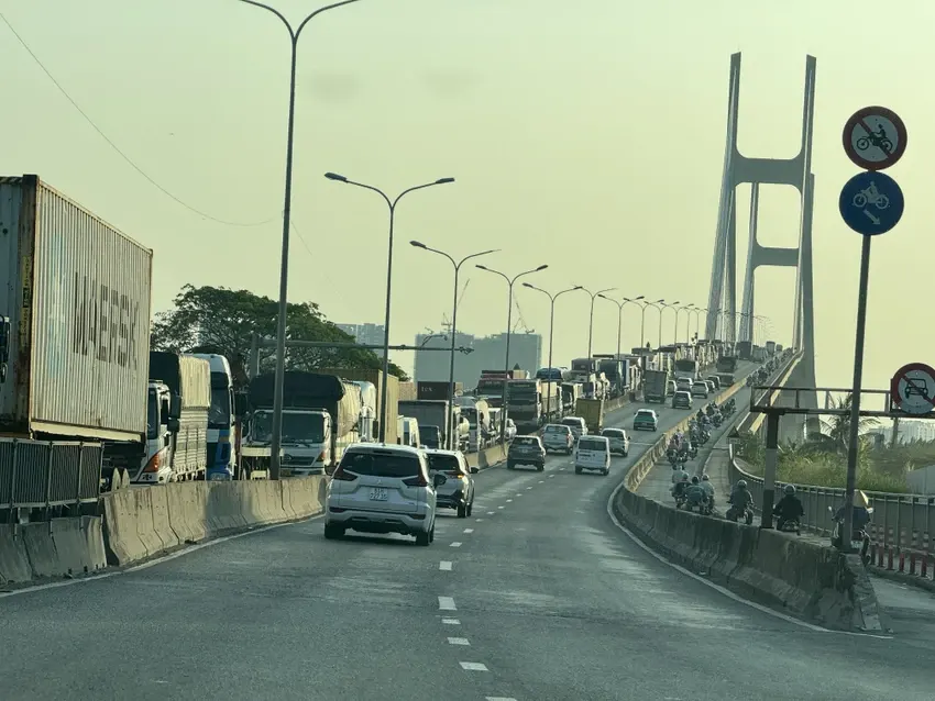 Phương tiện xếp hàng dài trên cầu Phú Mỹ.