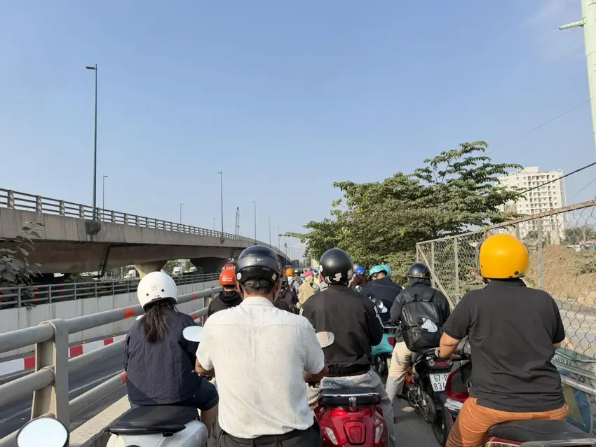 Dòng xe máy di chuyển cũng khó khăn vì đường thường xuyên ùn ứ.